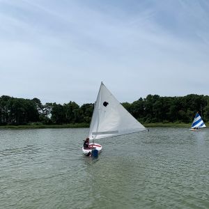 camper-fixes-the-rudder-in-the-water-2.jpg
