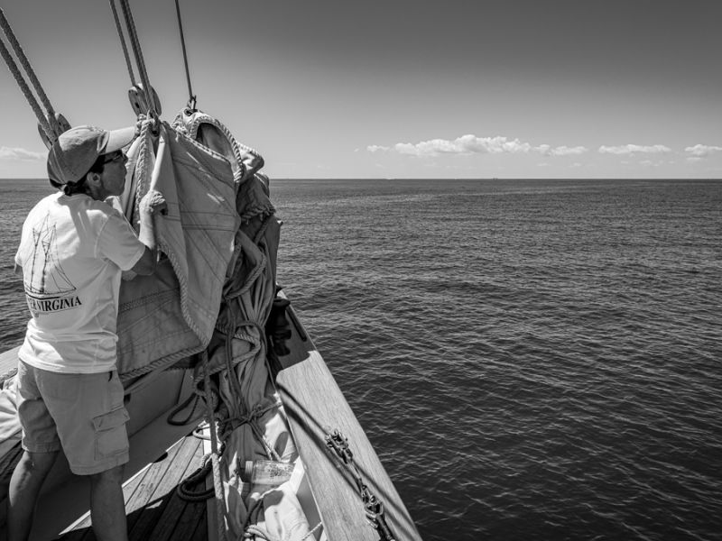 cruise-crew-preps-sails-bklack-and-white-3892.jpg