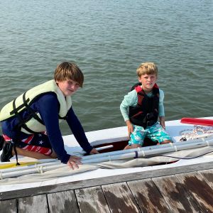 2-campers-with-their-boat-at-dockside-5594.jpg